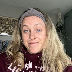 Gray Lululemon knotted headband.